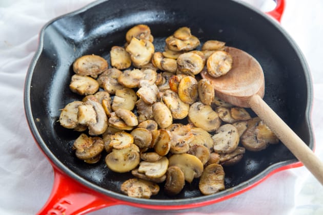 Easy Sautéed Mushrooms Recipe - Food Fanatic