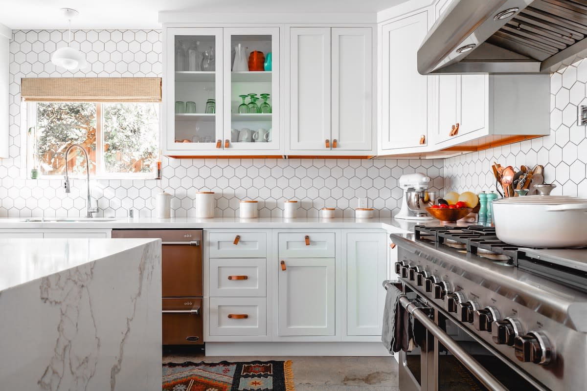 https://food-fanatic-res.cloudinary.com/iu/s---nZ-Fg-B--/f_auto,q_auto/v1649296961/white-kitchen-with-white-tile-backsplash