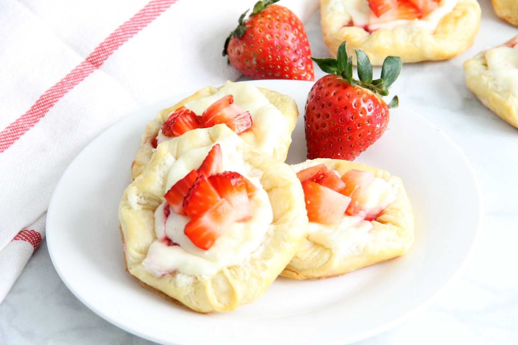 https://food-fanatic-res.cloudinary.com/iu/s--8A8pNOGI--/f_auto,q_auto/v1559877456/strawberry-cream-cheese-danish-photo