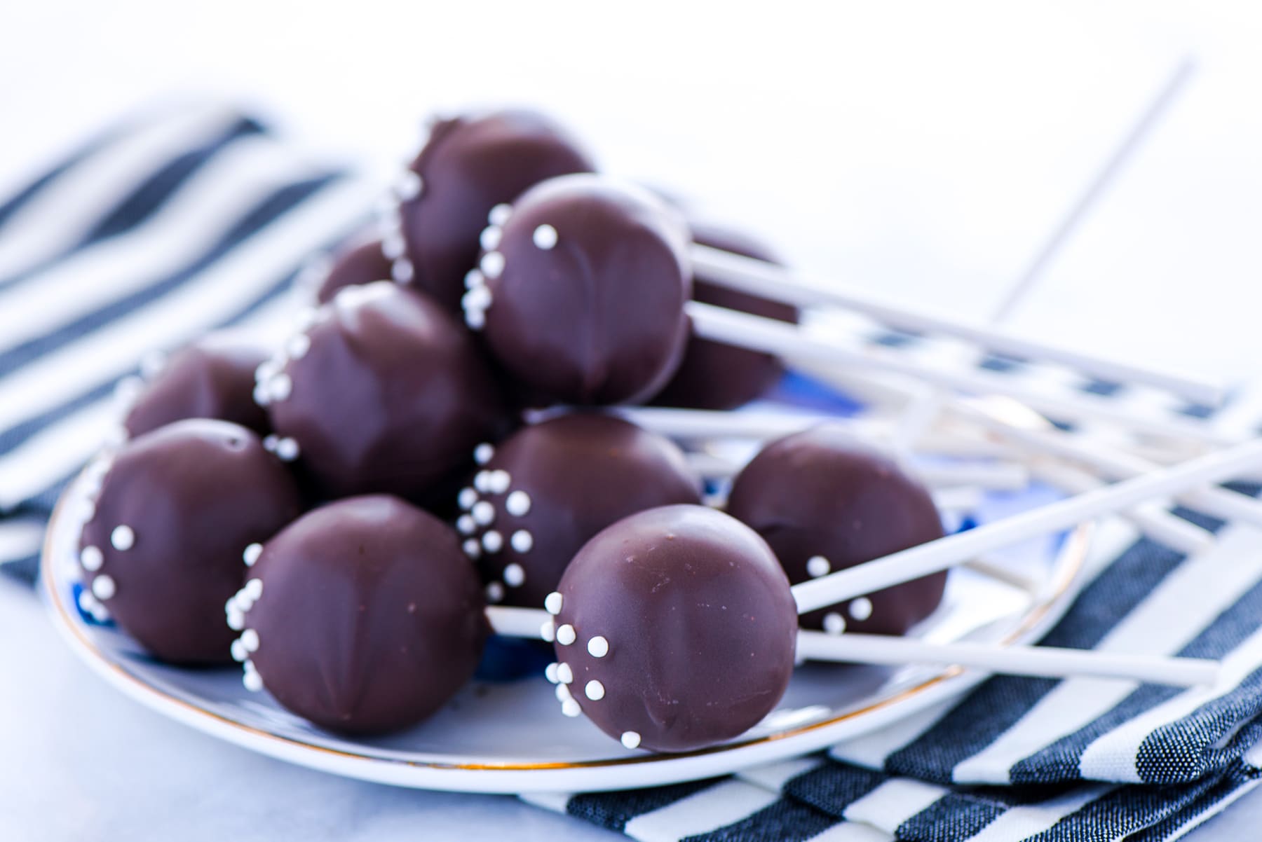 Easy Cake Pop Recipe - Food Fanatic