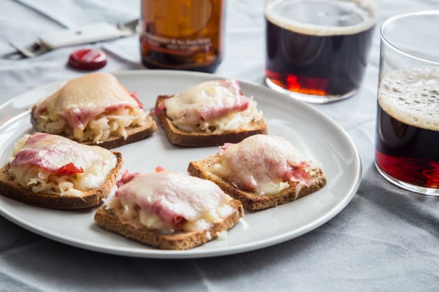Mini Reuben Toasts Photo