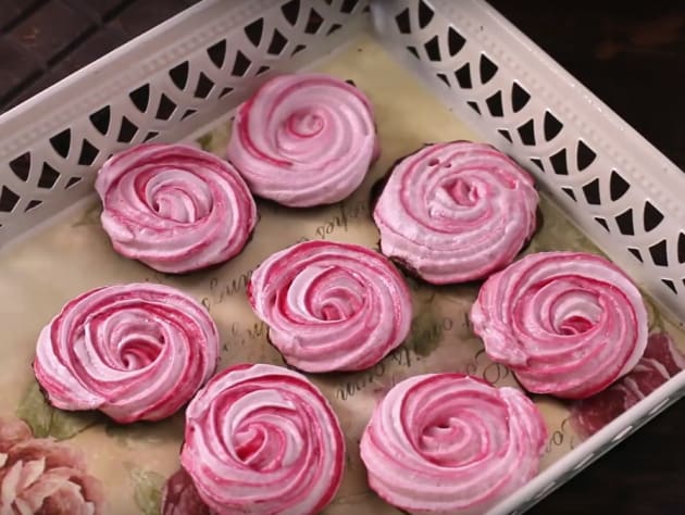 Chocolate Meringue Roses