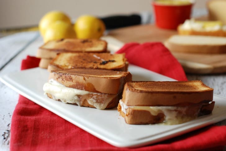 https://food-fanatic-res.cloudinary.com/iu/s--FVos3hu2--/f_auto,q_auto/v1405366359/lemon-mascarpone-grilled-cheese-photo