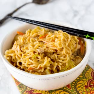 Chow mein noodles with chicken photo