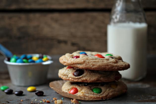 Giant Chocolate Chip M&M Cookies l Beyond Frosting