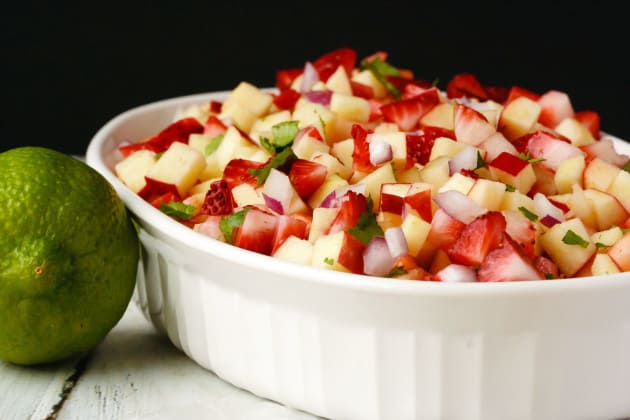 Fruit Salsa with Cinnamon Wonton Chips Pic