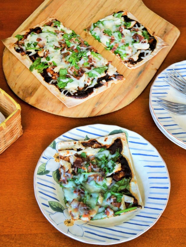 BBQ Chicken Flatbread: An Appetizer that Works as a Meal - Food Fanatic