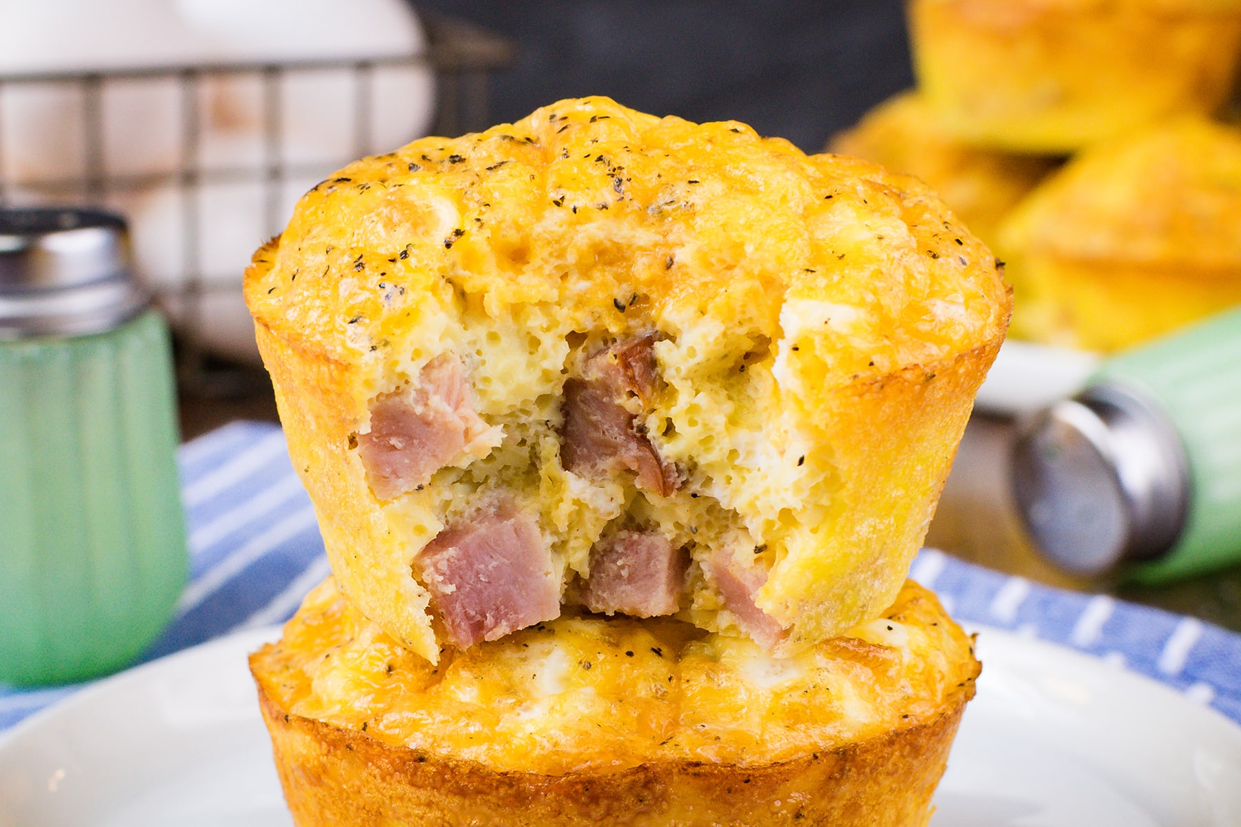 https://food-fanatic-res.cloudinary.com/iu/s--LngEMUUf--/f_auto,q_auto/v1546640502/baked-ham-and-cheese-egg-muffins-photo