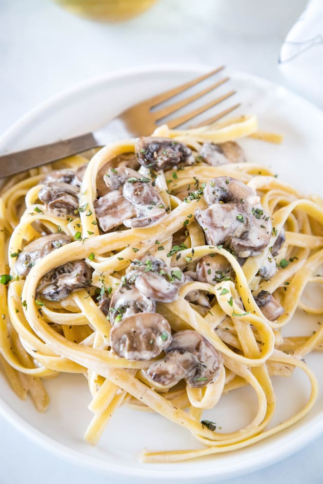 Creamy Mushroom Pasta Recipe - Food Fanatic