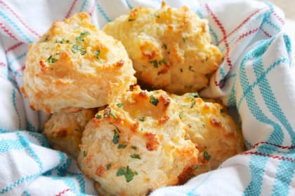 Copycat Red Lobster Biscuits: Garlicky, Buttery, Cheddar Bay Love