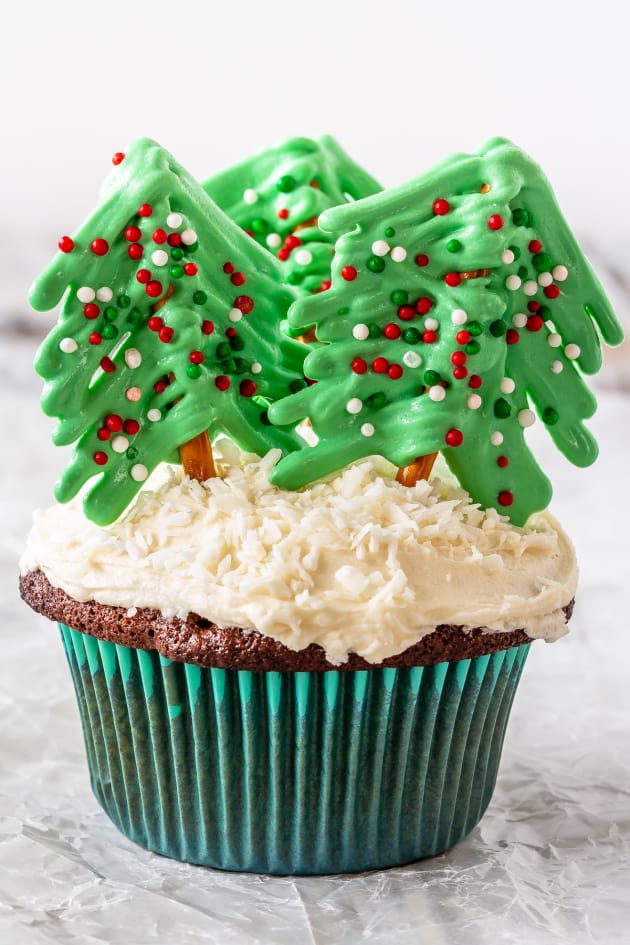 How To Make A Holiday Cupcake Cake (Pull Apart) - The Sugar Coated Cottage