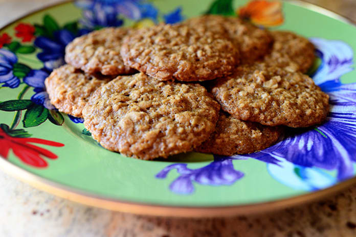 https://food-fanatic-res.cloudinary.com/iu/s--a4ZRXYMx--/c_scale,f_auto,h_464,q_auto,w_696/v1378752093/pioneer-woman-oatmeal-cookies-photo