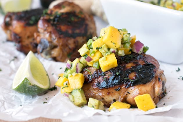 krydret ingefær grillet kylling lår med Mango Avocado Salsa foto