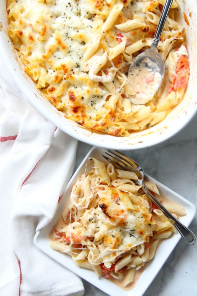 Cheesy Tomato Pasta Bake Recipe - Food Fanatic