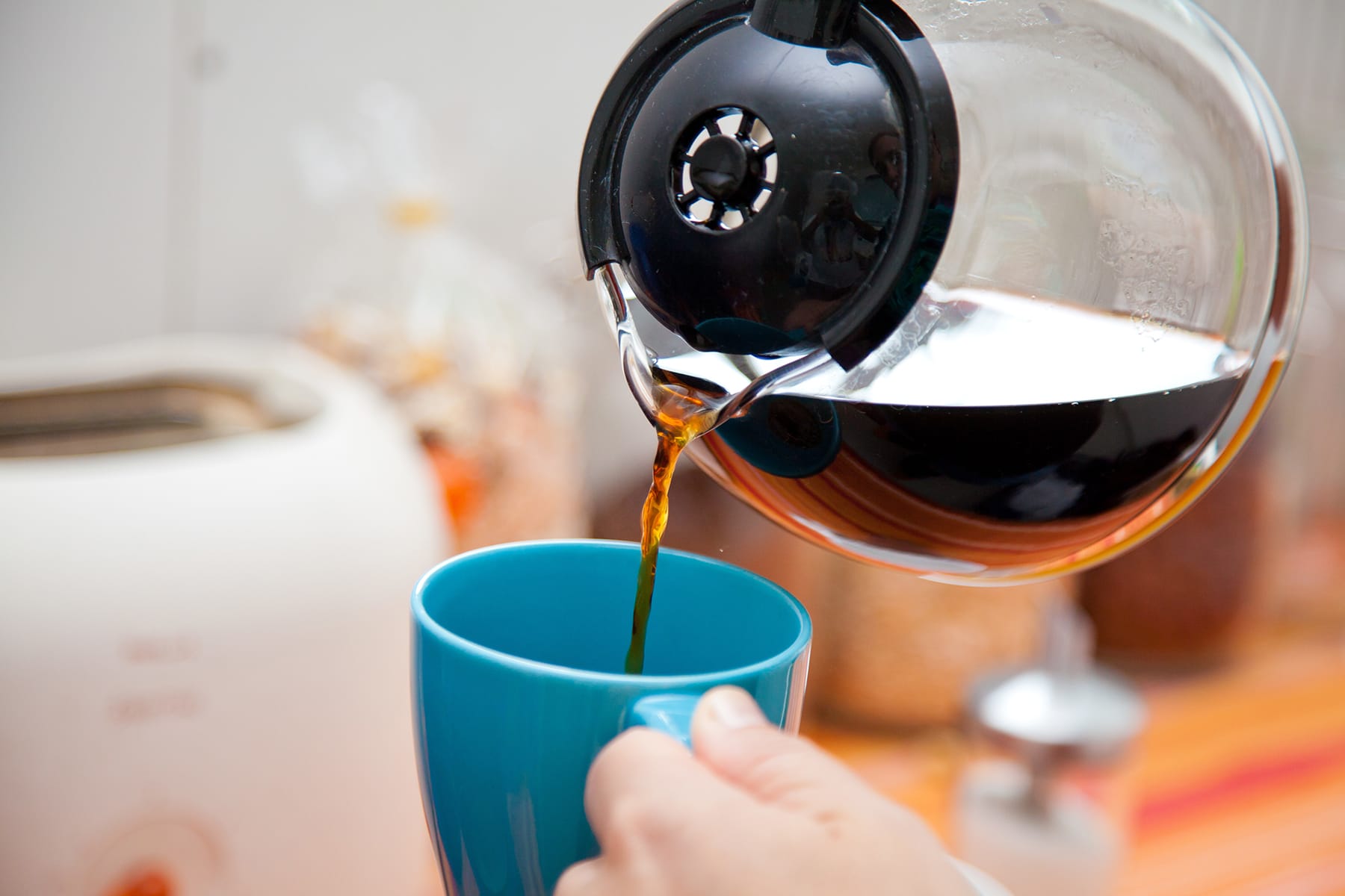 Cleaning the coffee pot with outlet vinegar