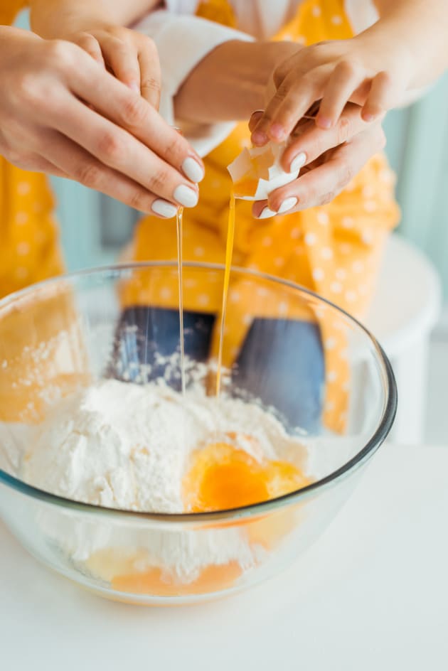 Baking with kids: the tips to making it a success