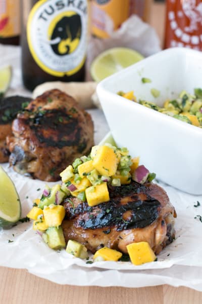 pittige gember gegrilde kip dijen met Mango avocado Salsa foto