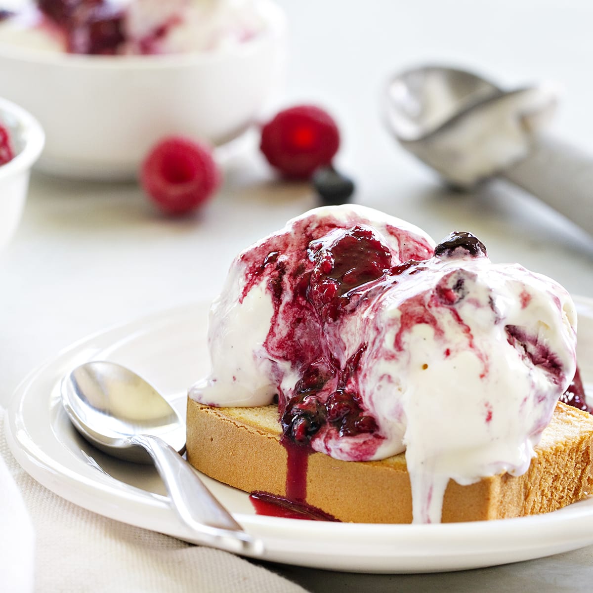 https://food-fanatic-res.cloudinary.com/iu/s--pX6UuN4---/c_thumb,f_auto,g_auto,h_1200,q_auto,w_1200/v1463479134/no-churn-roasted-berry-vanilla-bean-ice-cream-photo