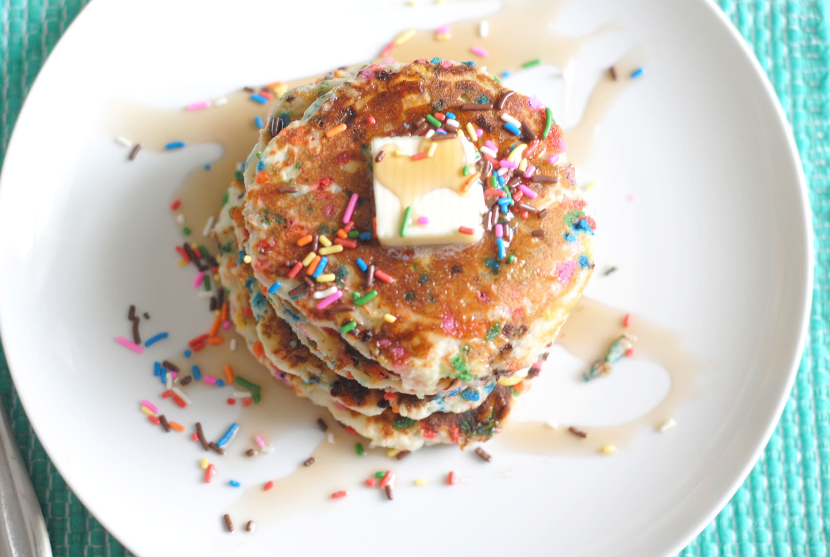 https://food-fanatic-res.cloudinary.com/iu/s--py78tkkF--/f_auto,q_auto/v1415187612/gluten-free-funfetti-pancakes-photo