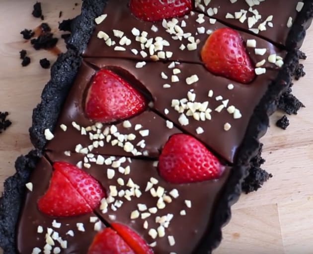 How to Make No Bake Strawberry Chocolate Tart - Food Fanatic