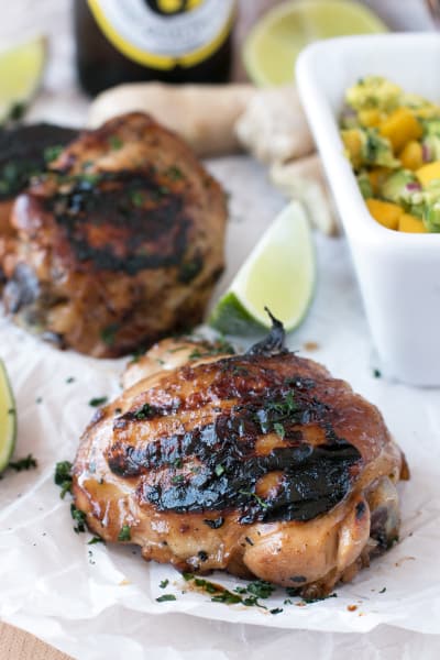 Zenzero piccante cosce di pollo alla griglia con Mango Avocado Salsa Immagine