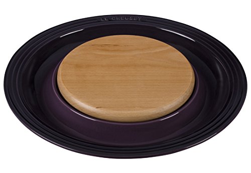 Le creuset round platter with cutting board